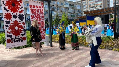У Черкасах в сквері "Юність" танцювали у вишиванках У Черкасах в сквері "Юність" танцювали у вишиванках