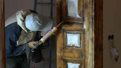 Власники квартири у столітньому будинку Івано-Франківська своїм коштом реставрують вікна й двері Власники квартири у столітньому будинку Івано-Франківська своїм коштом реставрують вікна й двері