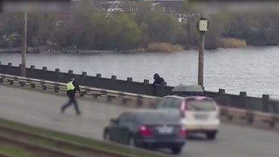жінка хоче вчинити самогубство, Дніпро, людина на мосту
