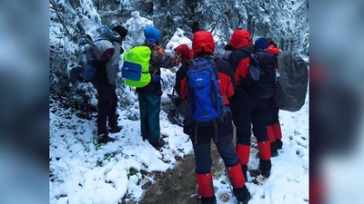 Прикарпатські рятувальники допомогли львів'янам, які заблукали у Карпатах Прикарпатські рятувальники допомогли львів'янам, які заблукали у Карпатах