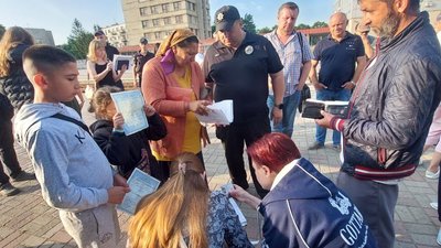 Переселенці показують документи Переселенці показують документи