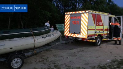 У Чернігові у Стрижні потонула автівка У Чернігові у Стрижні потонула автівка