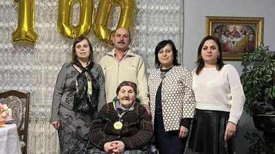 Родина вітає Софію Мацуляк з ювілеєм