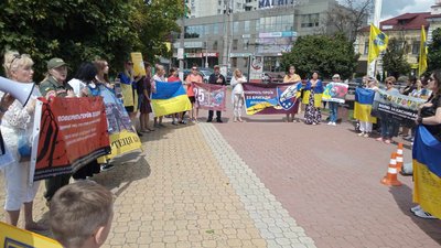 Учасники мирної акції тримають у руках портрети військовополонених та українську символіку, щоб привернути увагу суспільства. Учасники мирної акції тримають у руках портрети військовополонених та українську символіку, щоб привернути увагу суспільства.