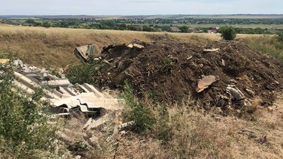 На Запоріжжі посеред поля чоловік висипав причіп будівельного сміття
