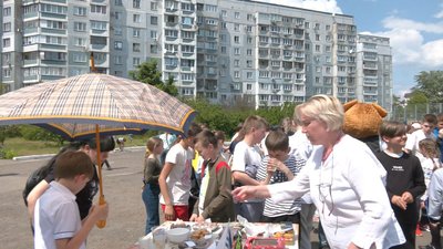 ШКІЛЬНИЙ ЯРМАРОК ДЛЯ ДОПОМОГИ ВІЙСЬКОВИМ ШКІЛЬНИЙ ЯРМАРОК ДЛЯ ДОПОМОГИ ВІЙСЬКОВИМ