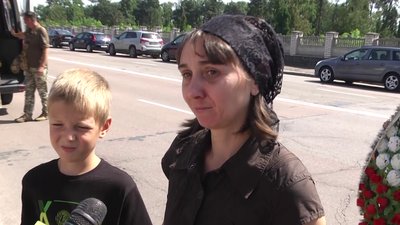 На Смолянському цвинтарі у Житомирі попрощалися із трьома військовими, які загинули на Херсонщині На Смолянському цвинтарі у Житомирі попрощалися із трьома військовими, які загинули на Херсонщині