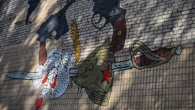 Нестор Махно з чорним та жовто-блакитним прапорами: у Запоріжжі з’явився новий мурал Нестор Махно з чорним та жовто-блакитним прапорами: у Запоріжжі з’явився новий мурал