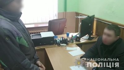 На Закарпатті у працівників двох шкіл виявили підроблені сертифікати про вакцинацію від COVID-19 На Закарпатті у працівників двох шкіл виявили підроблені сертифікати про вакцинацію від COVID-19