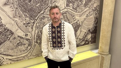 Сергій Жадан у відтвореній вишиванці Василя Вишиваного