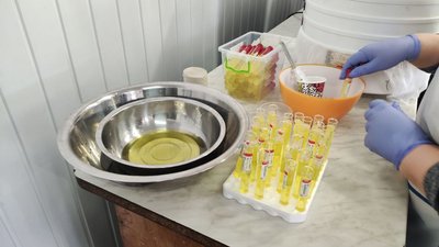 Волонтерки Дніпропетровщини готують сухі борщі та супи для бійців на передовій Волонтерки Дніпропетровщини готують сухі борщі та супи для бійців на передовій
