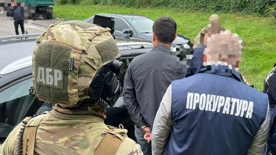 Вимагав майже 9 тисяч доларів хабаря. На Львівщині затримали митника