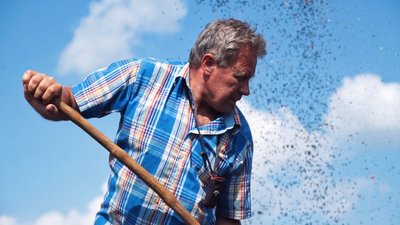 Виготовляє соняшникову та гарбузову олію. Бейла Бачкаї. СУСПІЛЬНЕ | ЛЮДИ