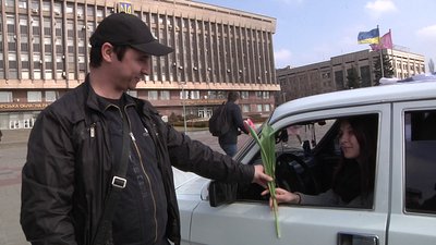У Запоріжжі автолюбителі привітали жінок з прийдешнім святом У Запоріжжі автолюбителі привітали жінок з прийдешнім святом