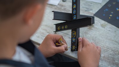 У Дніпрі діти розмальовують моделі збирають кошти на потреби військових У Дніпрі діти розмальовують моделі збирають кошти на потреби військових