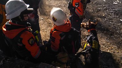 "На мене посипалися з поличок чашки, балкон вилетів". Очевидці розповідають про ракетний удар по Дніпру "На мене посипалися з поличок чашки, балкон вилетів". Очевидці розповідають про ракетний удар по Дніпру