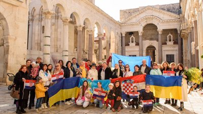 "#StandWithUkraine". Дипломати й активісти в усьому світі виступають на підтримку України "#StandWithUkraine". Дипломати й активісти в усьому світі виступають на підтримку України