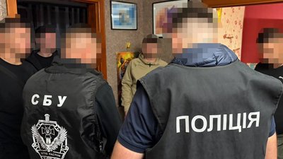 Правоохоронці проводять затримання підозрюваного