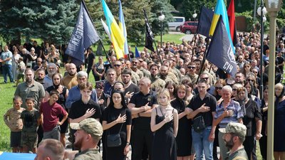 В Ужгороді попрощалися з полеглим на війні командиром тактичної групи "Карпатської Січі" Анатолієм Тегзою В Ужгороді попрощалися з полеглим на війні командиром тактичної групи "Карпатської Січі" Анатолієм Тегзою