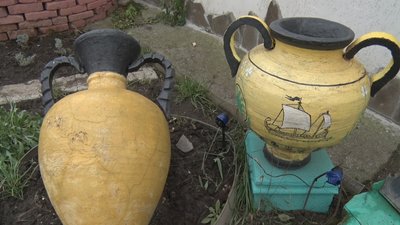 На Миколаївщині чоловік власноруч створив музей амфор в античному стилі