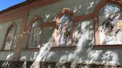 Виставка на вікнах пошкодженого обстрілами РФ Будинку вчителя: у Херсоні з’явилася перша вулична галерея Виставка на вікнах пошкодженого обстрілами РФ Будинку вчителя: у Херсоні з’явилася перша вулична галерея
