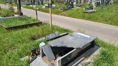 Зруйнований пам'ятник на кладовищі у Чукалівці Івано-Франківської громади Зруйнований пам'ятник на кладовищі у Чукалівці Івано-Франківської громади
