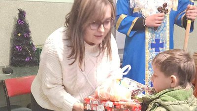 У Тернополі роздавали подарунки дітям У Тернополі роздавали подарунки дітям