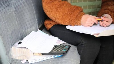 Перші пенсії після звільнення: до Невського на Луганщині приїхала Укрпошта Перші пенсії після звільнення: до Невського на Луганщині приїхала Укрпошта