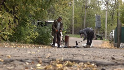 У Івківцях місцеві жителі самотужки латають дорогу