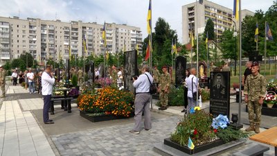 У Житомирі на військовому кладовищі підняли синьо-жовті прапори