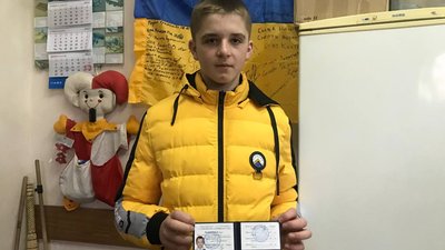 Робить портативні електростанції для ЗСУ: школяру вручили волонтерське посвідчення Робить портативні електростанції для ЗСУ: школяру вручили волонтерське посвідчення