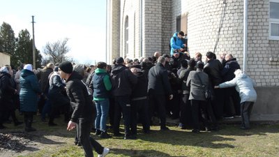 На Житомирщині парафіяни з перепалками та бійками потрапили до церкви