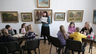 Фарби, віск, писачок та свічка: у Вінниці провели майстер-клас із писанкарства Фарби, віск, писачок та свічка: у Вінниці провели майстер-клас із писанкарства