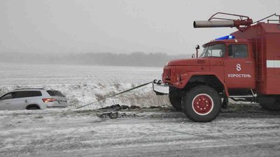 Негода на Житомирщині: у снігові замети потрапили пів сотні машин Негода на Житомирщині: у снігові замети потрапили пів сотні машин