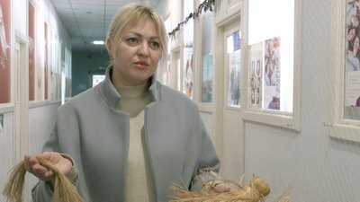 Волонтерки Черкаського гуманітарного центру сплели "кікімору" Волонтерки Черкаського гуманітарного центру сплели "кікімору"