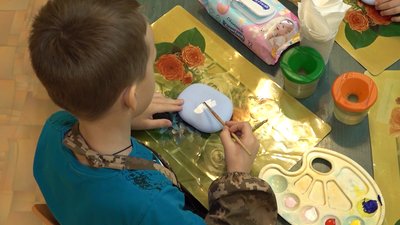 У Черкасах дошкільнята розмалювали каміння, щоб подарувати святому Миколаю У Черкасах дошкільнята розмалювали каміння, щоб подарувати святому Миколаю