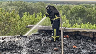 Рятувальник гасить пожежу на складі у Чугуєві після влучання БпЛА, 23 травня 2026 року Рятувальник гасить пожежу на складі у Чугуєві після влучання БпЛА, 23 травня 2026 року