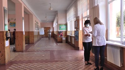 У масках та на свіжому повітрі. Як вчаться учнів ліцею на Коломийщині У масках та на свіжому повітрі. Як вчаться учнів ліцею на Коломийщині