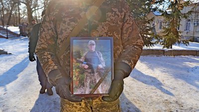В Охтирці на Сумщині поховали військового Едуарда Даниленка В Охтирці на Сумщині поховали військового Едуарда Даниленка
