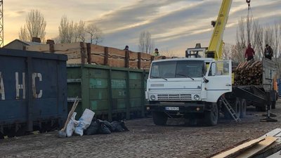 Зігрітися взимку. До Миколаєва прибула чергова партія паливної деревини