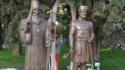 У Чернігові на Валу встановили ще дві скульптури та макет Дитинця