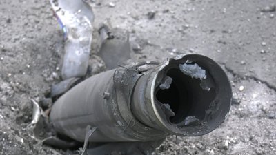 У Харкові російський снаряд влучив в автівку: двоє людей загинули У Харкові російський снаряд влучив в автівку: двоє людей загинули