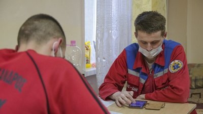 Без перерви між викликами. Як працює швидка у Чернівцях за майже заповнених лікарень