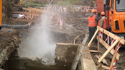 У Житомирі ремонтують водопровідну трубу, яка живить усю центральну частину міста У Житомирі ремонтують водопровідну трубу, яка живить усю центральну частину міста