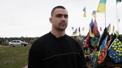 У Чернігові перепоховали командира 1-ї танкової бригади Сергія Телушкова У Чернігові перепоховали командира 1-ї танкової бригади Сергія Телушкова