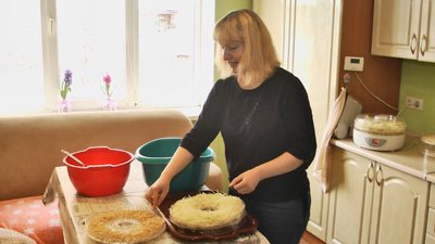 Волонтерка Вікторія Яновська показує, скільки шинкованої капусти вийде після сушіння. Фото: Суспільне Поділля. Волонтерка Вікторія Яновська показує, скільки шинкованої капусти вийде після сушіння. Фото: Суспільне Поділля.