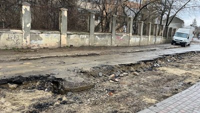 "Ями такі, що можна залишити пів машини". У Чернівцях почали капремонт частини вулиці Кармелюка