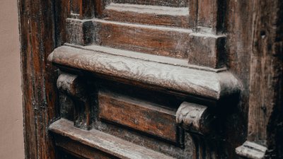 У центрі Львова відреставрували дубову браму кінця 19 століття У центрі Львова відреставрували дубову браму кінця 19 століття