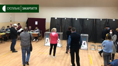 80 виборців проголосували станом на 9 ранку у Чопі на Закарпатті 80 виборців проголосували станом на 9 ранку у Чопі на Закарпатті