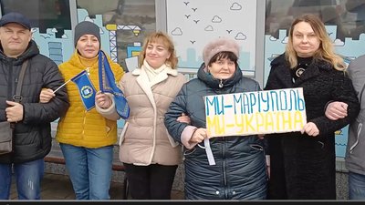 Маріупольці з різних міст України утворили ланцюг єдності Маріупольці з різних міст України утворили ланцюг єдності